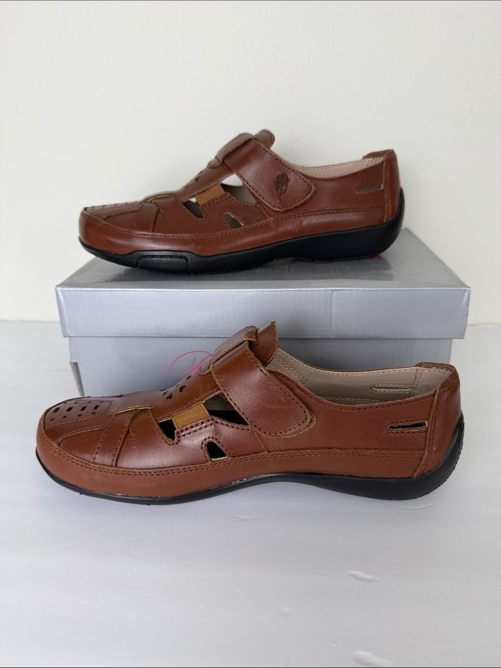 NIB Ross Hommerson Women's Brown Leather Flats 6 Medium